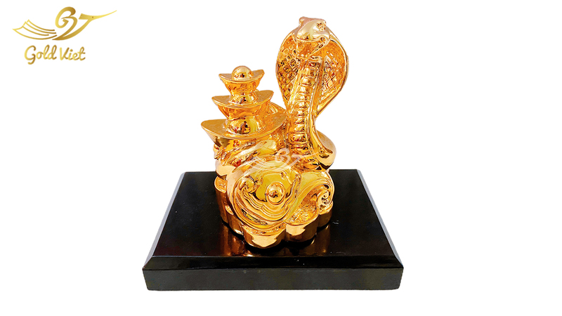 tượng rắn mạ vàng 1