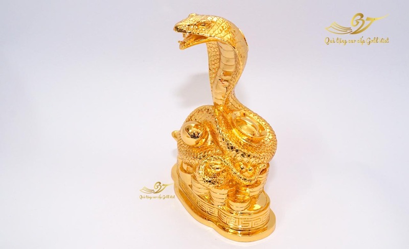 tượng rắn mạ vàng 3